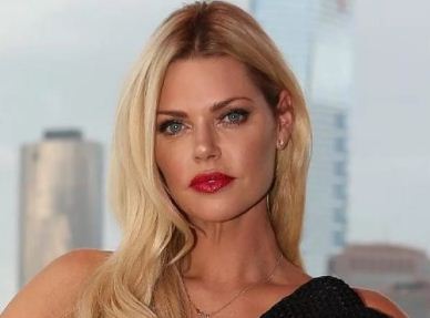 Sophie Monk - Name, age, height, hometown, famous movies, current relationship, awards.